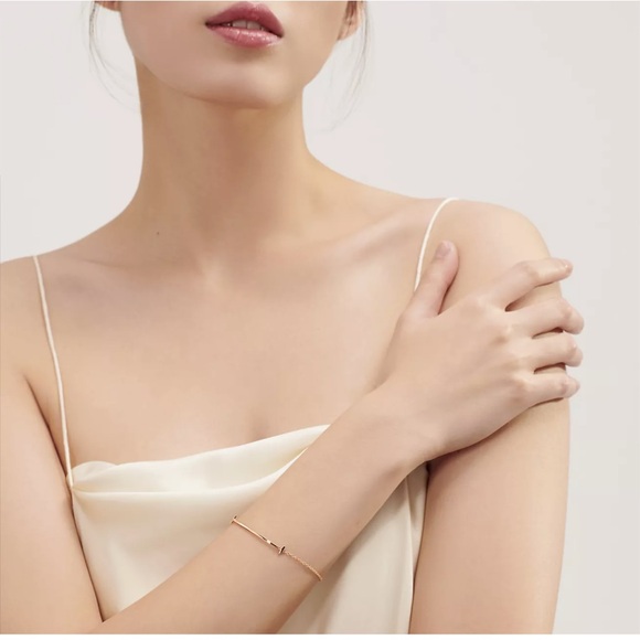 Tiffany T Smile Bracelet in Yellow Gold - Picture 3 of 13